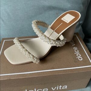 Vanilla white wedding shoes size 10W (also fits 10.5)